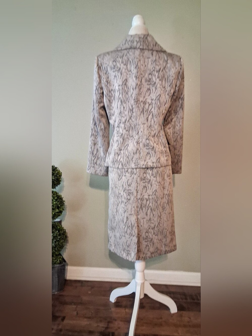 Danillo Ladies Suit - Subtle Animal Print, Covered Buttons, Like New! - Picture 2 of 9